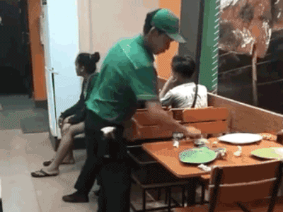 Vừa nghe tin sắp hết ca làm, thanh niên làm phục vụ bật chế độ 'gắn mô tơ' khiến dân tình tròn mắt