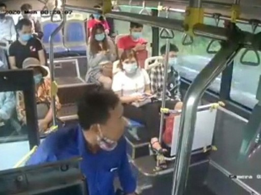Quá khứ bất ngờ của người đàn ông nhổ nước bọt vào nữ phụ xe buýt: Từng làm chủ doanh nghiệp, bị phá sản nên có bệnh lý tâm thần