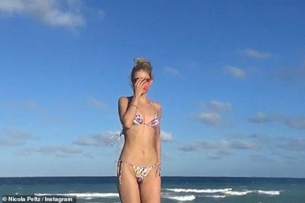 Dâu cả nhà Beckham hiếm hoi khoe body nuột nà trong trang phục áo tắm nóng bỏng