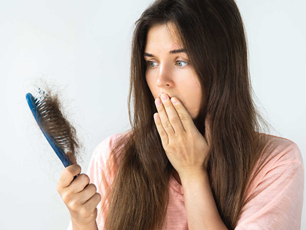 Rụng tóc liên tục đừng chủ quan, dấu hiệu cảnh báo một số bệnh nguy hiểm