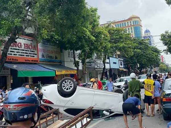 Ôtô lật ngửa trên phố sau cú tông liên hoàn