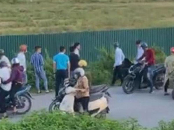 Bị xe khách tông trúng, chiến sĩ CSCĐ vẫn bám vào cần gạt nước được 1km trước khi ngã xuống đường và bị cán tử vong