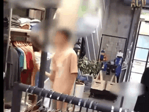 Dẫn đến tận shop mua đồ mà bạn trai còn vùng vằng, cô gái vung ngay cú tát 'grời giáng'