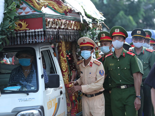 Đám tang đẫm nước mắt, hàng trăm người dân đến tiễn đưa chiến sĩ CSCĐ bị tài xế xe khách tông tử vong