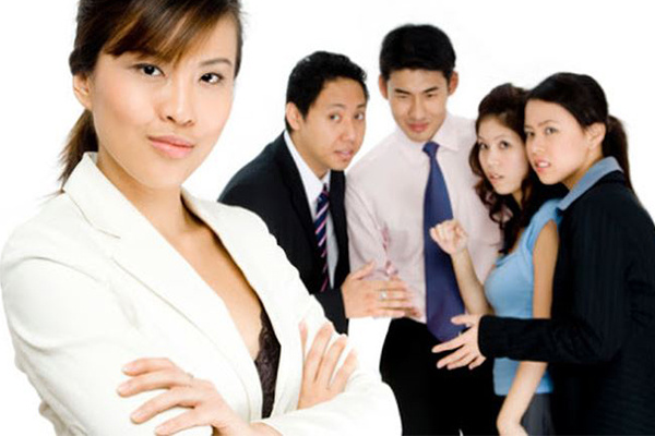 Sinh viên năm nhất khóc ròng vì lần đầu đi làm thêm đã bị nhân viên cũ bắt nạt, dân mạng an ủi: Chuyện thường ngày ở huyện em ơi!