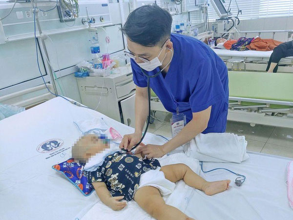 Vô tình trượt chân ngã vào thùng đồ chơi, bé trai 11 tháng tuổi bị kéo đâm vào đầu gây xuất huyết não