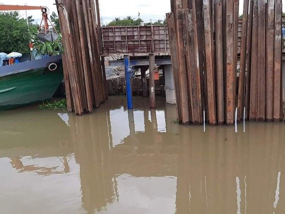 Tàu chở 45 tấn gạo chìm xuống sông