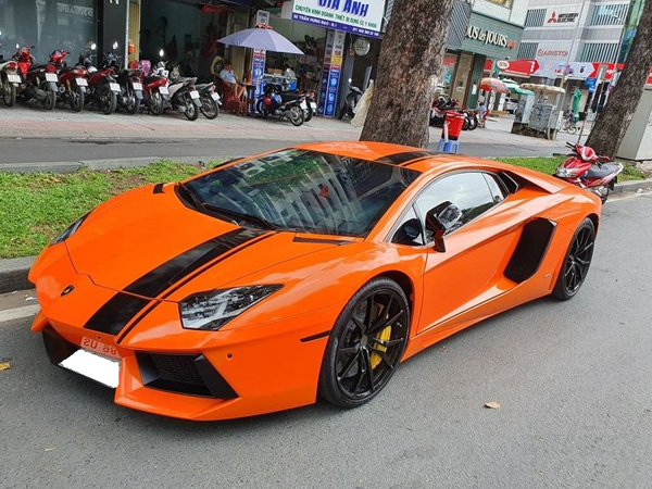 Sài Gòn: Thay 'áo mới', Lamborghini Aventador LP700-4 liên tục 'lượn phố'