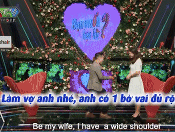 Bạn muốn hẹn hò: Vừa gặp cô gái, chàng trai đã quỳ xuống trao tín vật đặc biệt khiến đối phương ngỡ ngàng