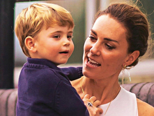Công nương Kate 'gây sốt' MXH bằng khoảnh khắc rời xe hơi, bế con trai út đi bộ giữa dòng người đông đúc lúc gặp cảnh tắc đường