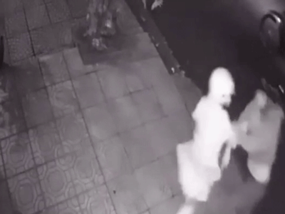 Video: Cô gái bị tên cướp áp sát, cầm dao khống chế để cướp xe máy giữa đêm
