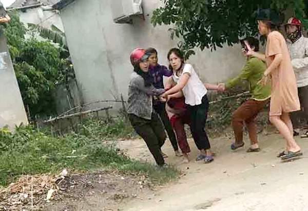 Vụ người phụ nữ bị đánh đập, lột đồ kéo lê trên đường: Hai bên tố nhau chuyện vay tiền không trả