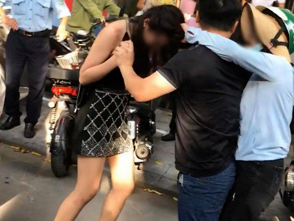 Đánh ghen ở phố Lý Nam Đế: Bồ nhí lên tiếng 'không cướp chồng của chị nào cả'