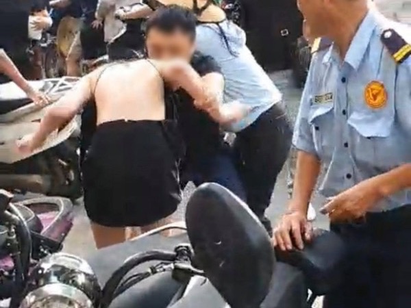 Điều tra vụ đánh ghen trên phố Lý Nam Đế, chồng bóp cổ, đấm vợ để 'giải cứu' tiểu tam