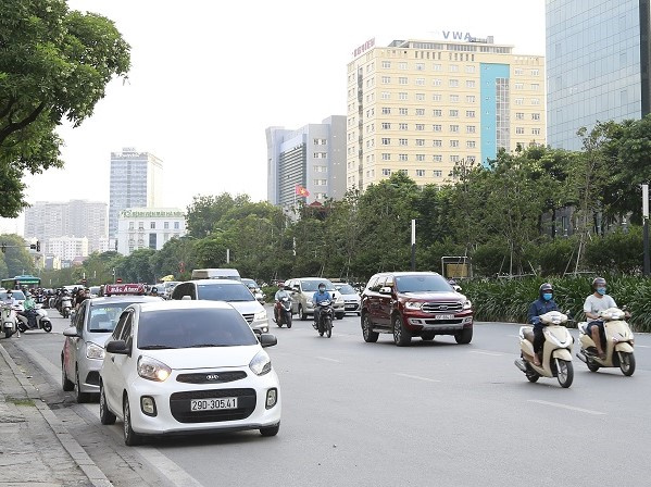 Đề xuất cấm ô tô dừng quá 5 phút: Không dễ thực hiện