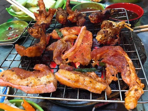 Đồ nướng vỉa hè: Mối nguy tiềm ẩn vô cùng đáng sợ nhưng nhiều người vẫn ăn vì 'khuất mắt trông coi'