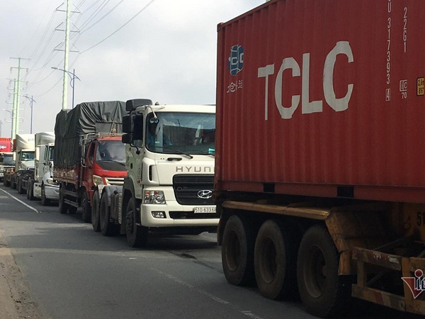 Kẹt xe kinh hoàng, nghìn xe container 'rồng rắn' đổ về cảng Cát Lái