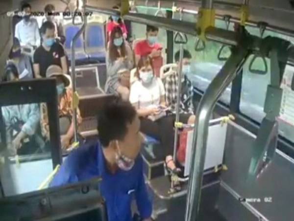 Người đàn ông nhổ nước bọt vào nữ phụ xe buýt khi nhắc đeo khẩu trang bị phạt 300.000 đồng