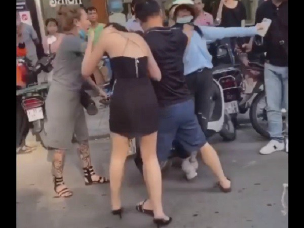 Người phụ nữ xăm trổ xuất hiện trong vụ đánh ghen: 'Tôi chỉ đợi một lý do để nhảy vào'