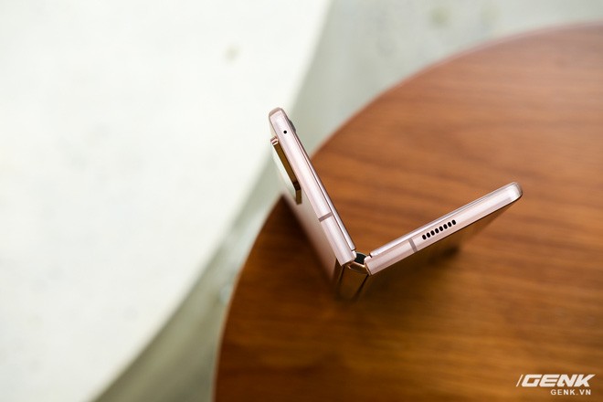Mở hộp điện thoại gập đôi không gãy của Samsung: Cái gì cũng đẹp, mỗi tội giá dễ ngất
