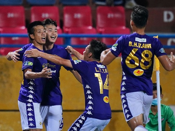Văn Quyết lập hattrick, Hà Nội FC thắng hủy diệt TPHCM với tỷ số 5-1
