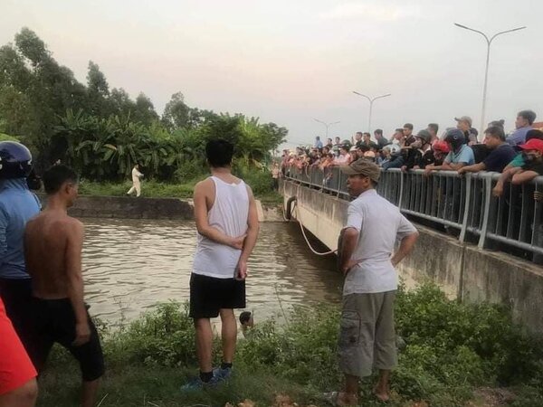 Ông đèo theo 3 cháu nội ngoại, 2 cháu và ông rơi xuống kênh tử vong thương tâm