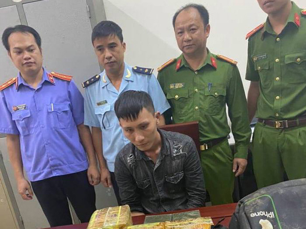 Phát hiện công an bao vây, nam thanh niên vứt balo chứa 10kg ma túy rồi bỏ chạy trong đêm