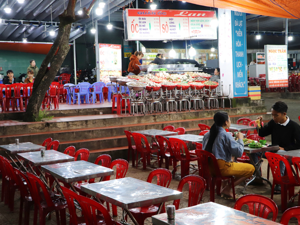 Quán ăn, hàng rong ở Đà Lạt sau dịch Covid-19: 'Bán cả tối vẫn không thể trả đủ tiền thuê nhân viên'