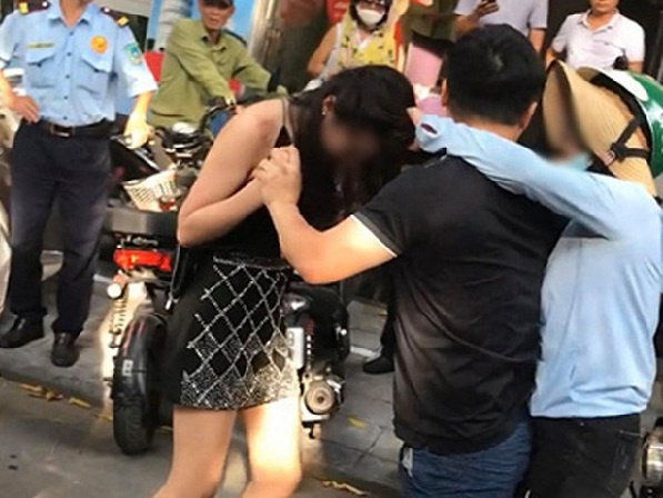 Người quen chia sẻ thông tin mới nhất về vụ đánh ghen trên phố Lý Nam Đế: 'Chính thất' nhận tin nhắn đe dọa, dọa kiện?