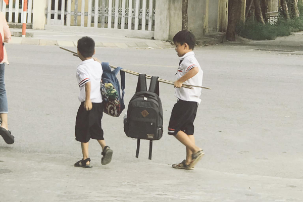 Bức ảnh đôi bạn thân Tiểu học cùng nhau 'gánh cặp': Cho tôi xin một vé đi tuổi thơ