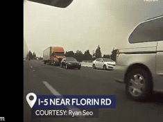 Clip: Rùng mình cảnh container mất lái đâm liên tiếp 9 ô tô