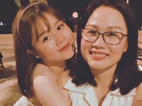 Huỳnh Anh để lộ ảnh mẹ ruột, hóa ra bạn gái Quang Hải trẻ trung xinh xắn bởi thừa hưởng toàn bộ nét đẹp của mẹ