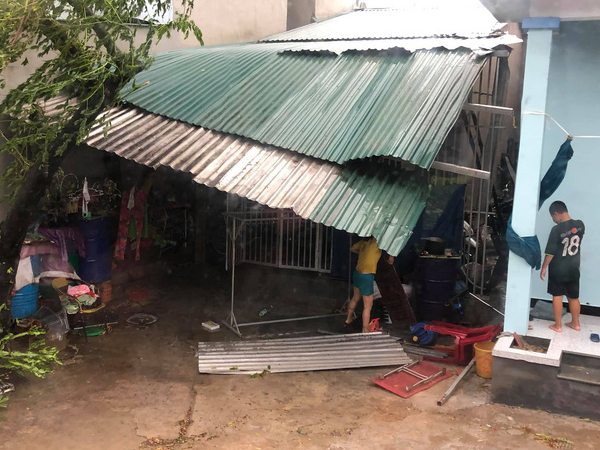 Ảnh hưởng của bão số 5: Huế mưa và gió lớn, nhiều nhà bị tốc mái ở ngoại thành
