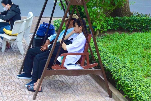 Xót xa người cha trùm kín mũ, ngủ thiếp trên băng ghế cùng lời dặn dò mang hy vọng cả một đời cực nhọc vì con