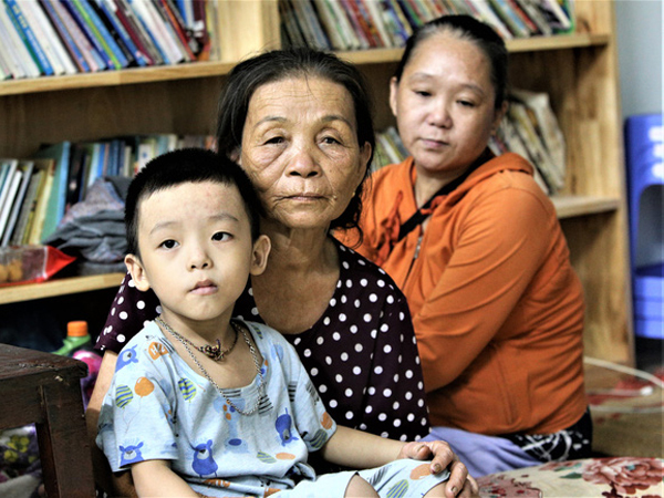 Người dân Đà Nẵng gấp rút sơ tán trong đêm: 'Bão dịch chưa qua, bão thiên tai lại tới!'