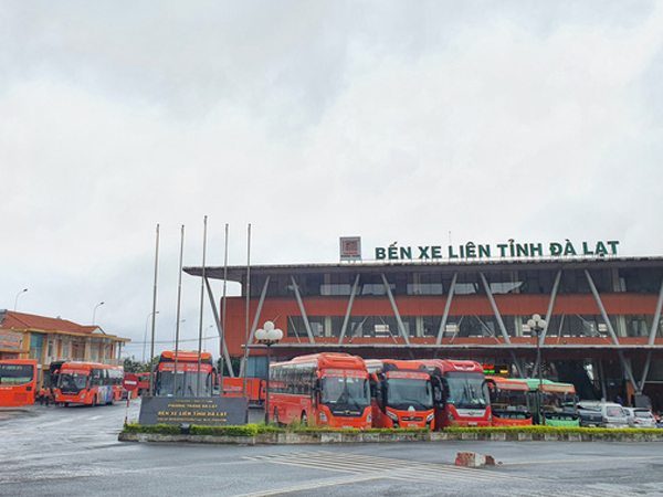 Ảnh: Bến xe Đà Lạt vắng tanh, các khu du lịch thưa thớt người đến tham quan dịp cuối tuần
