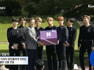 HOT: BTS diện kiến Tổng thống Moon Jae In tại Nhà Xanh nhân sự kiện trọng đại xứ Hàn, hộp quà tím còn gây chú ý hơn cả bữa tiệc visual