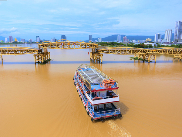 Người Đà Nẵng thích thú lần đầu chứng kiến 'cây cầu lịch sử' nâng nhịp cho tàu thuyền qua lại