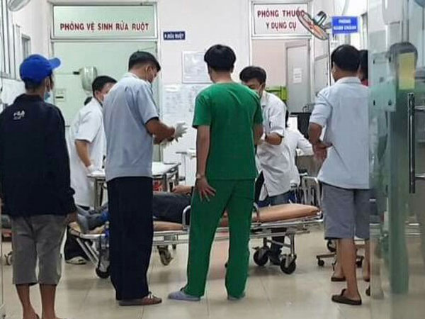 Đang ăn cơm bị kẻ lạ mặt xông vào nhà chém gần lìa cánh tay