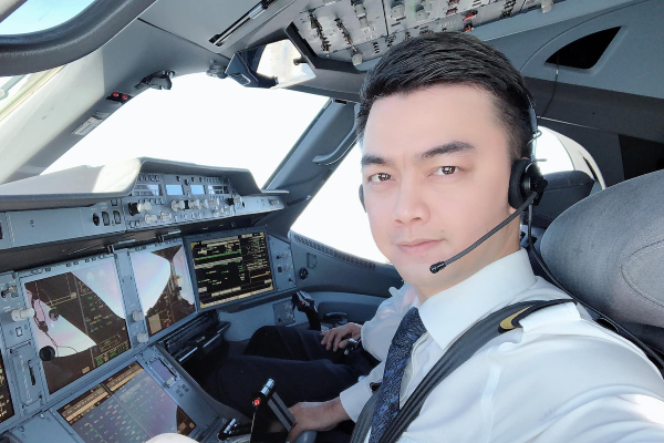 Cơ trưởng từng hứa hôn với Âu Hà My được cháu gái "rao bán" không thương tiếc, hoá ra anh vẫn ế ư?