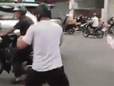 Video: 2 người đàn ông bỏ xe máy lẫn ô tô, đứng "boxing" giữa ngã tư phố Hà Nội