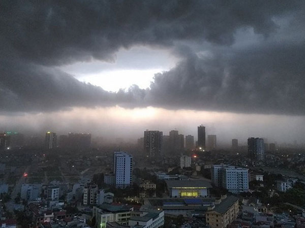 Cùng không khí lạnh, cảnh báo Hà Nội có mưa giông lớn, khả năng xảy ra lốc, sét, gió giật mạnh