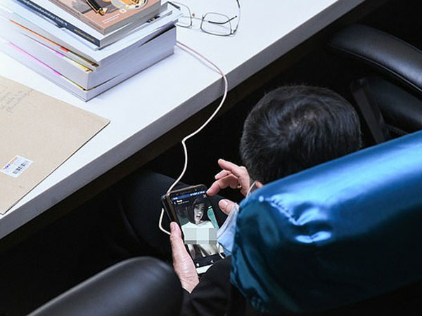Nghị sĩ Thái Lan bị bắt quả tang xem ảnh khỏa thân khi đang họp quốc hội