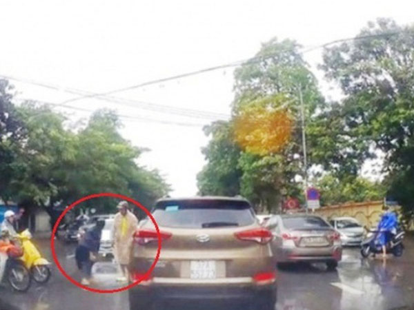 Nữ sinh tặng đôi dép tổ ong cho chiến sĩ CSGT chân trần phân làn giữa trời mưa bão