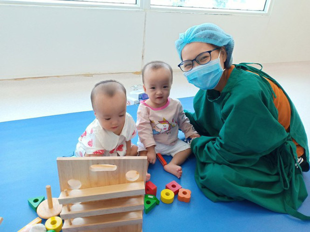 Trúc Nhi - Diệu Nhi tiến triển ngoạn mục sau 2 tháng phẫu thuật tách dính, nụ cười rạng rỡ luôn thường trực