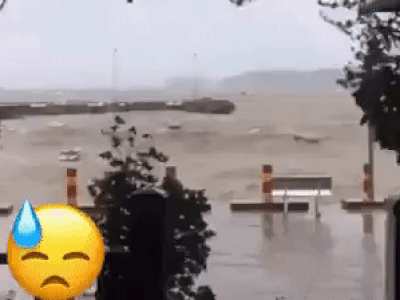 Sinh viên khóc ròng nhìn phòng trọ ngập tận mép giường sau bão, cả đêm thức trắng tát nước ra ngoài