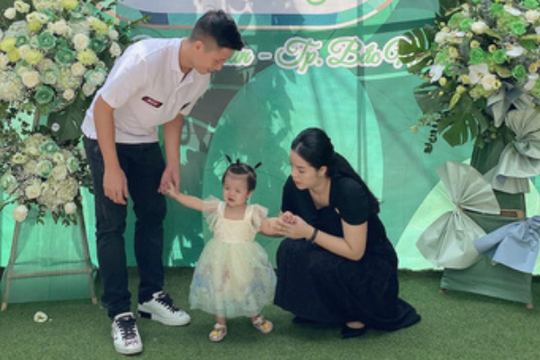Hôm qua tuyên bố 'đã cưới đâu', hôm nay Khánh Linh lại đăng ảnh bên Tư Dũng và gọi 'chồng' ngọt xớt