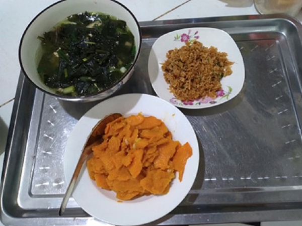 Trách vợ đãi mẹ chồng lên chơi lại chỉ cơm với tép khô nhưng chỉ 1 tiếng đập bàn ngay sau đó lại khiến anh phải đỏ mặt xuống giọng
