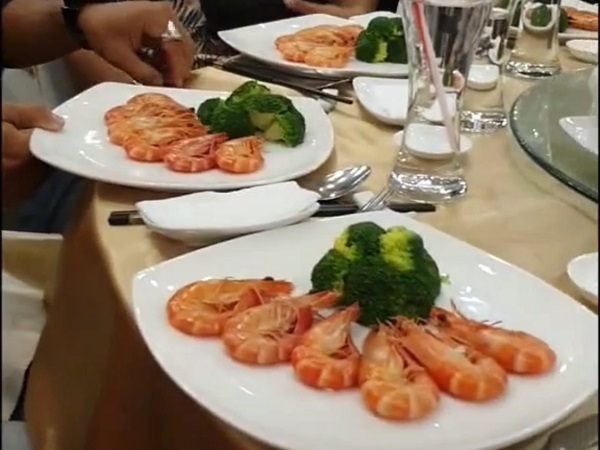 Tò mò trước mâm cỗ cưới mỗi suất được 6 con tôm kèm bông cải xanh, nhưng khi nhìn thành viên trên bàn thì ai nấy đều hiểu lý do
