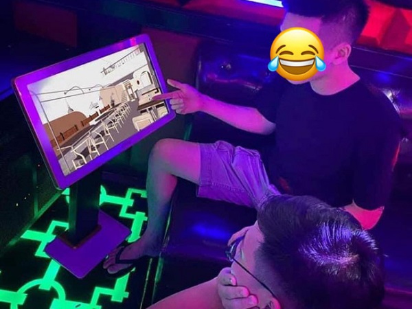 Gửi ảnh cho vợ nói đi gặp đối tác, anh chồng không ngờ bị lật tẩy trò dối trá đang ở quán karaoke chỉ vì một chi tiết rất nhỏ